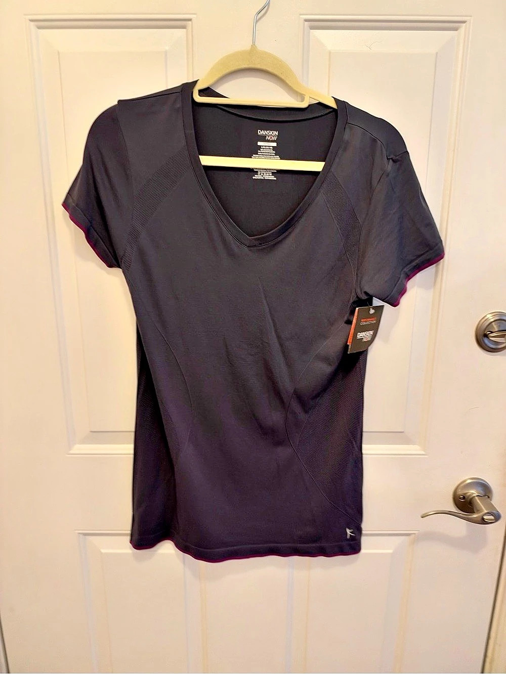 Danskin Now Performance Collection Short Sleeve Athletic Top in Black Size Large